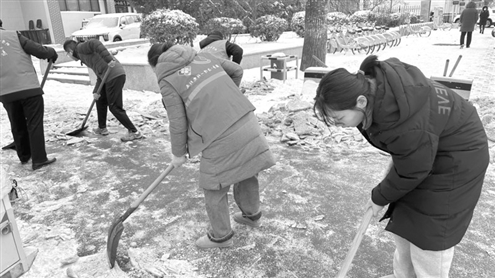 为保群众出行安全,网格员进行除雪工作
